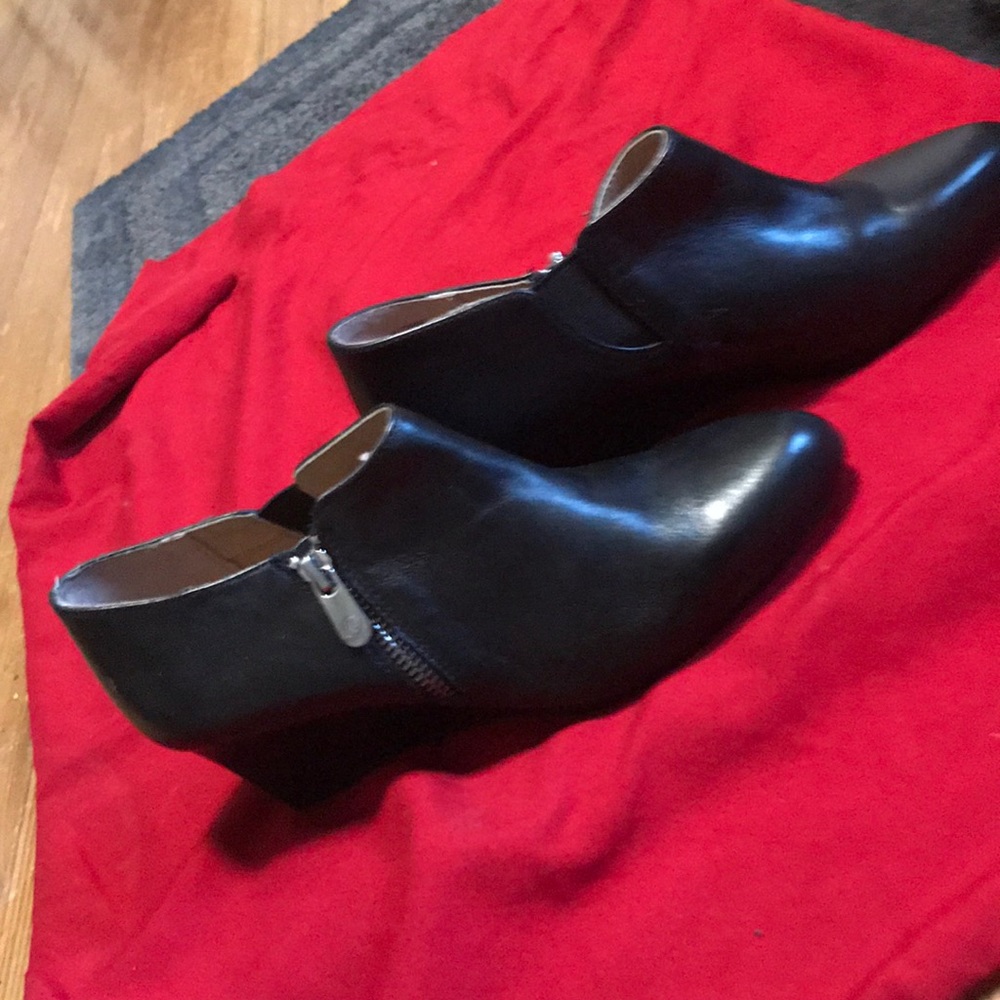 ADRIENNE VITTADINI Wedge Booties Size 6.5 in Black